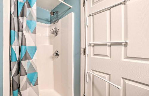 Portage Lake Condo with Deck and Pool Access! - Foto 16