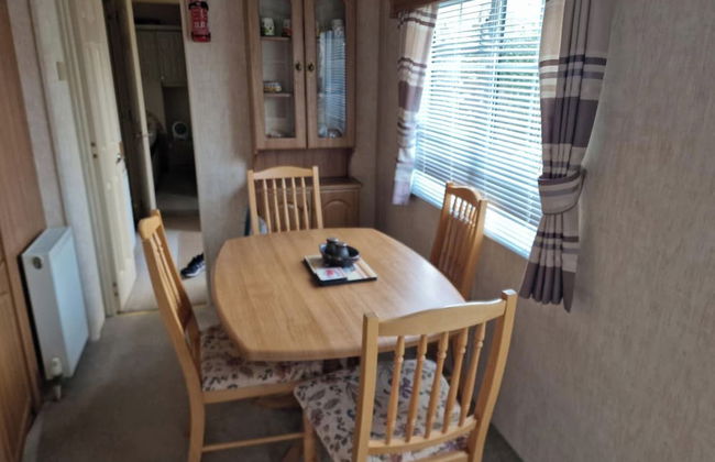 Caravan - Sleeps 4 - Pet Friendly - Parking - Photo 9