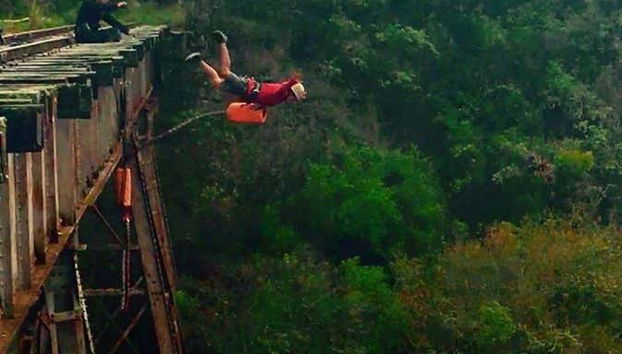 Praticando bungee jumping em Suesca