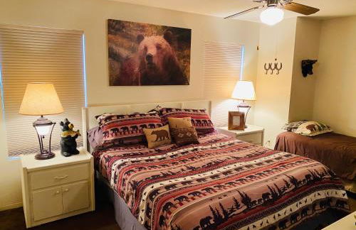 2BR Gated Escape With A Pool And Walk to Dining and Trails - Foto 12