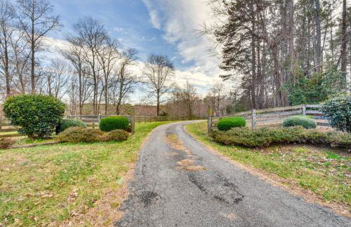 Clarkesville Rustic Hideaway on 38-Acre Farm! - Foto 24