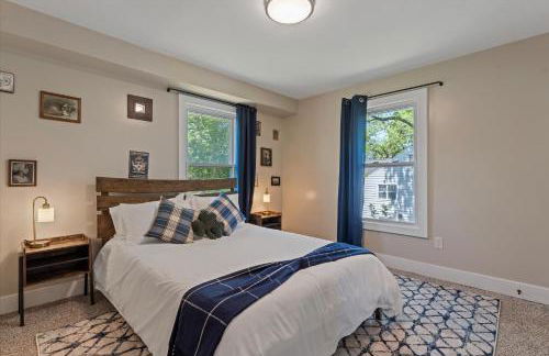 5bd Movie Theater - 7mins to UND - Backyard BBQ - Foto 42