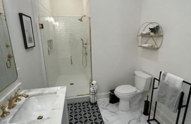 Entire Spacious Vacation Home - 1 mile to all Attractions - Foto 7