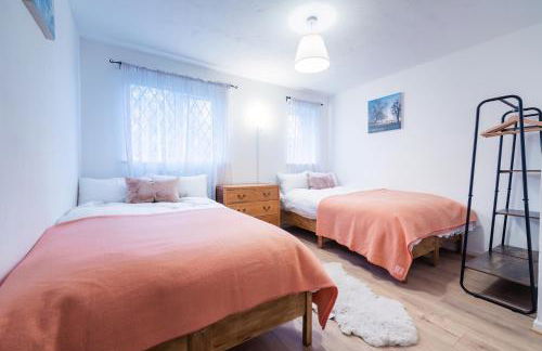 Near Heathrow T5 Slough Windsor sleeps 3-4 - Photo 9