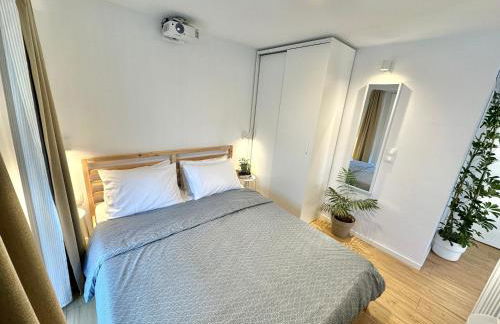 Minimalist Seaside Apartment with Private Patio and Parking - Blue Zone Homes - Foto 7