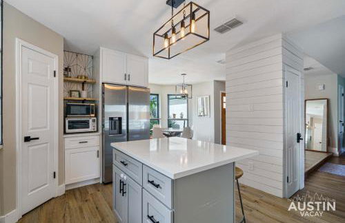 Family 3BR 2BA Home Near Charming Main Street w Cowboy Pool by Austin Vacay - Foto 14