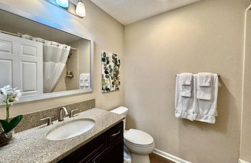 Cozy Oasis in Prime Location with Sunset Lake View, Golf Cart and Bathtub - Foto 26