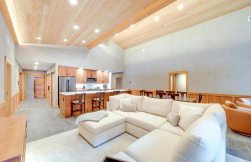 Luxe Valley Home with Sauna and Hot Tub Near Mazama - Foto 5