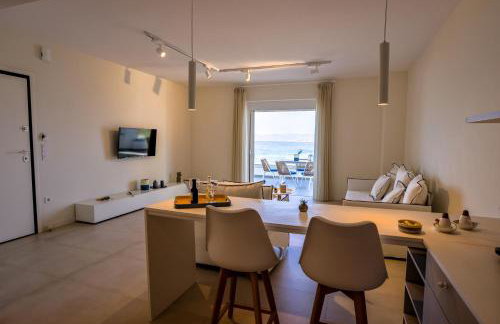 La Mer Bleue Beachfront Boutique Apartments - Photo 4