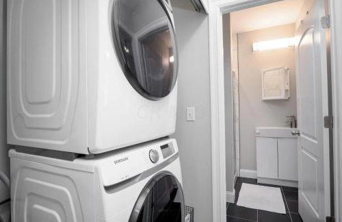 Beautiful 4 Bedroom House Near Downtown Columbus with Garage Parking and Backyard - Foto 16