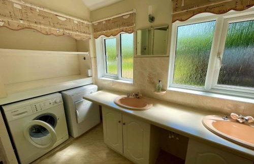 Waterside Cottage - Sleeps 11 on Grand Union Canal - Photo 11