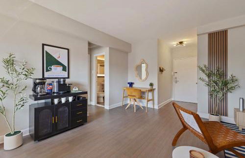 CASA Arlington Suite with Top-Tier Amenities & Parking - Foto 39