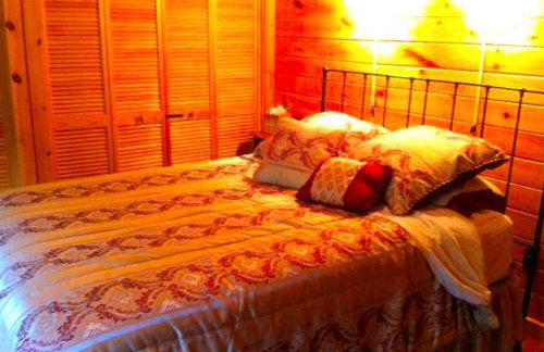 Cozy Log Cabin with a Private Hot Tub near Beartown State Forest, Massachusetts - Foto 12