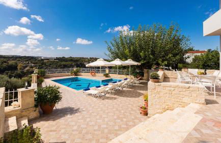 Antigoni Villa, Spacious Nature Retreat with Pool, By ThinkVilla - Foto 9