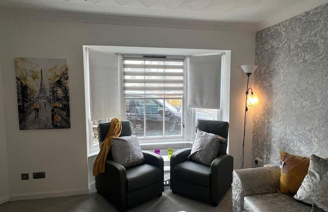 Ayr Refurbished May 2024 3 Bedroom 140m2 Detached House With Private Gardens - Photo 11