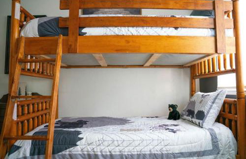 Sierra Cabin w NEW Hot Tub Walk to Town - Photo 29