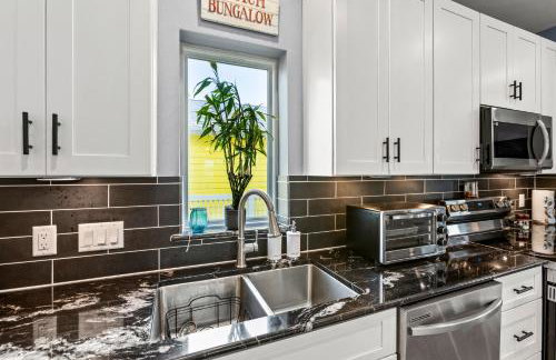 Relax And Sea NEW Luxury Canal-View Escape Gated Community Firepit and Decks - Foto 19