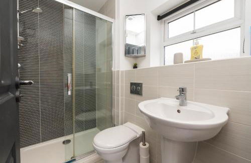 Large Modern Home, Free Parking, Families and Contractors Welcome - Foto 23