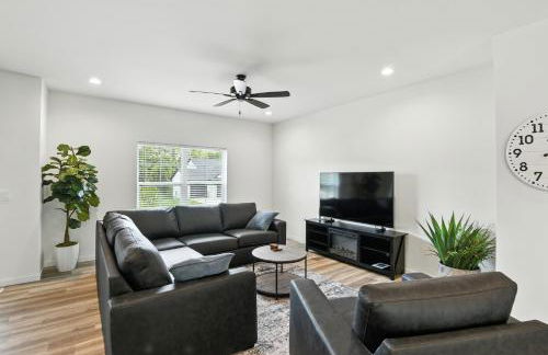 Modern Townhome Retreat in Prime Location townhouse - Photo 7