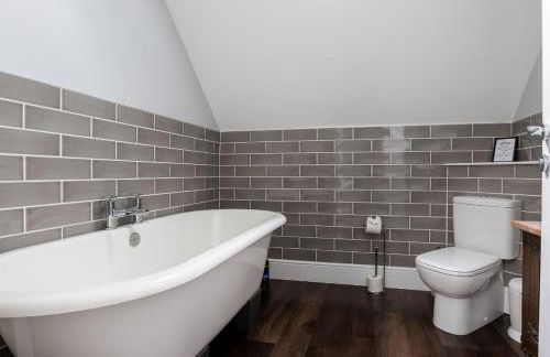 Stunning 5 Bed in the Centre of Bourton! - Photo 4