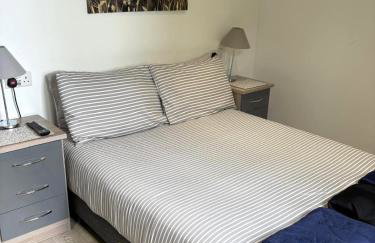 POPPY LUXURY LODGE Sleeps 8 at Fairview Farm, Ravenshead, Nottingham Near Sherwood Forest, Dog Friendly, Farm Stay great for wedding groups, families, Hen Do's, friends gatherings with amazing views - Foto 30