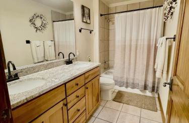 2 BR Basecamp Bliss at Kicking Horse Near Ski Hill - Foto 10