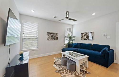 Black House - Downtown Elegance with HotTub and King Beds - Foto 26