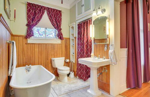 Historic Home with Fireplace and Porch Walkable Area! - Foto 19