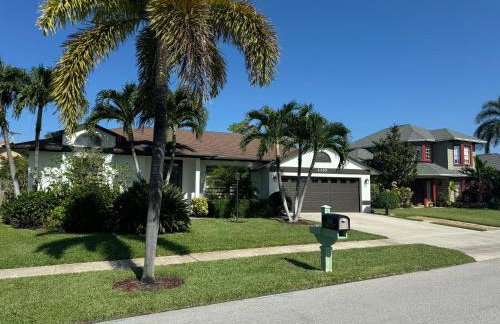 Three-Bedroom House - Best area-Heated Pool-Spa and Sauna Close to Beaches - Foto 29