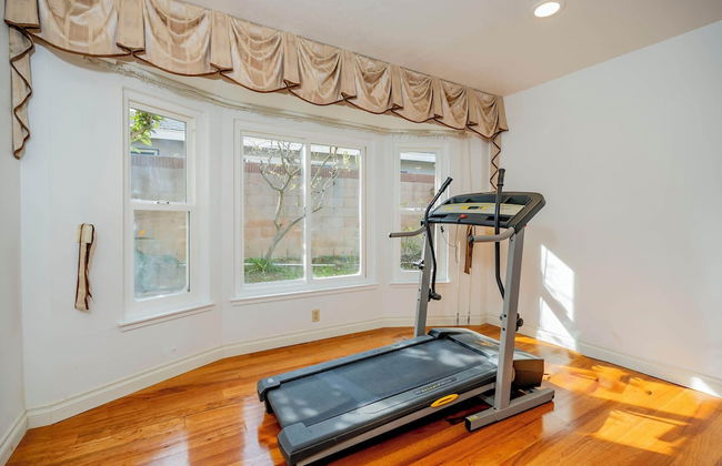 Serene Retreat & Modern Comforts in Rowland Heights - Foto 39