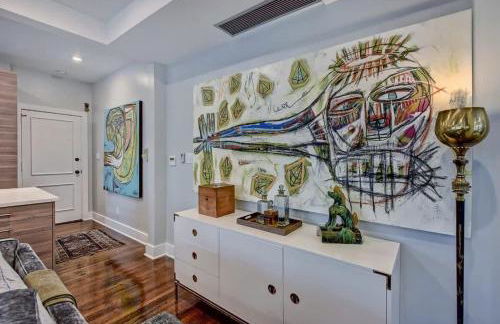 Modern 2BR Condo with Sunroom near Uptown - Foto 12