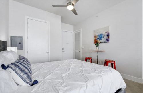 Vibrant Downtown Studio Wifi Pool Gym - Photo 9