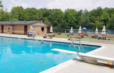 Romantic Pocono house - stream, lake, beach, pool, firepit - Foto 45