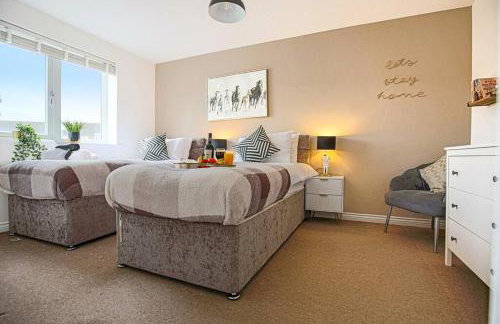 Luxury 5 Bedroom 3 Bathroom House - Smart TVs with Sky and Netflix, Super Fast WiFi, Free Parking by Yoko Property - Foto 31