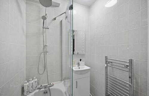 Chic 2-Bed Flat with Workspace, Balcony, Parking - Foto 21