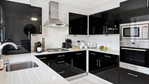 Stylish 3-Bed House in Newton-le-Willows - Private Parking & Garden - Foto 2