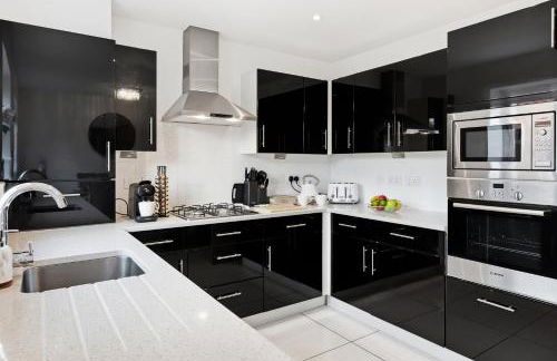 Stylish 3-Bed House in Newton-le-Willows - Private Parking & Garden - Foto 2