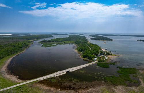 Sandy Beach and Sunset Views Cedarville Cabin 3! - Foto 44