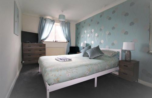 3 Bed Semi - Sleeps 5 - Private Garden & Parking - Quiet Cul De Sac Location - Dog Friendly - Fast Wifi - Close to Motorway Access - Foto 11