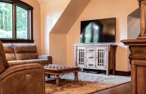 Castle Gatehouse Rental for a Unique Getaway near Bolton Landing, New York - Foto 11