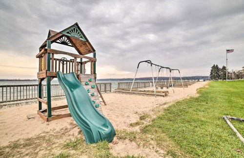Portage Lake Condo with Deck and Pool Access! - Foto 25