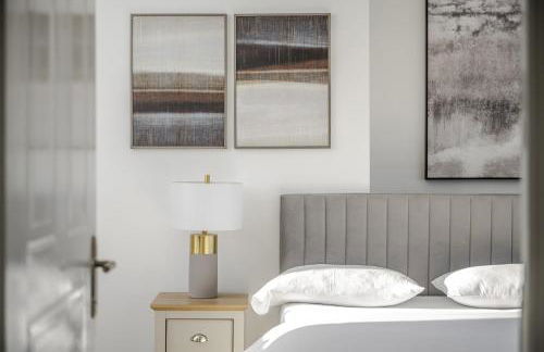 Luxurious 3 Bed House with Free Parking, Sky TV, Movies & Netflix - Foto 47