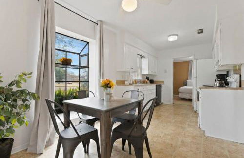 Large Fenced Yard near Midtown- Shamrock Stay - Foto 15