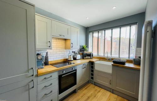 HOT TUB - Miners Cottage - edge of Brecon Beacons National Park - Heritage Town - Foto 7