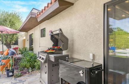 Design-forward Palm Springs home w saltwater pool lush yard multiple outdoor dining areas Casa Papagayo by AvantStay - Foto 42
