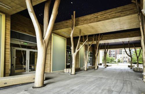 Urban 2BR Oasis with Scenic Rooftop and Gym - Foto 42