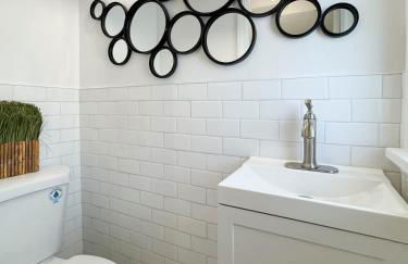 Stylish 3BR w Sunroom & Deck - Foto 13