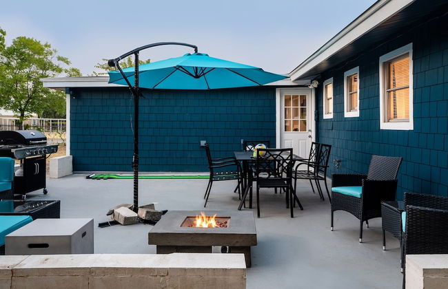 Upstay - Bungalow w Games Golf Fire and Patio - Photo 2