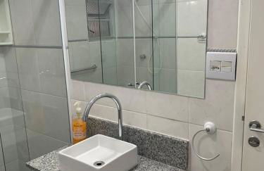 Apartamento Praia das Astúrias, 2 minutos de caminhada para praia, piscina, garagem demarcada, cama Queen - Foto 47