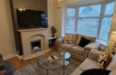 NEW 4 Beds Huge Driveway for LWBs Group Base Willenhall Bilston Junction 10 M6 A454 Keyway Junction A463- Wolverhampton Walsall--Bloxwich - I54 Business Park-Molineux Stadium - BY Samina - ARZ Stays - Regular Work & Long Stays Available - Foto 11